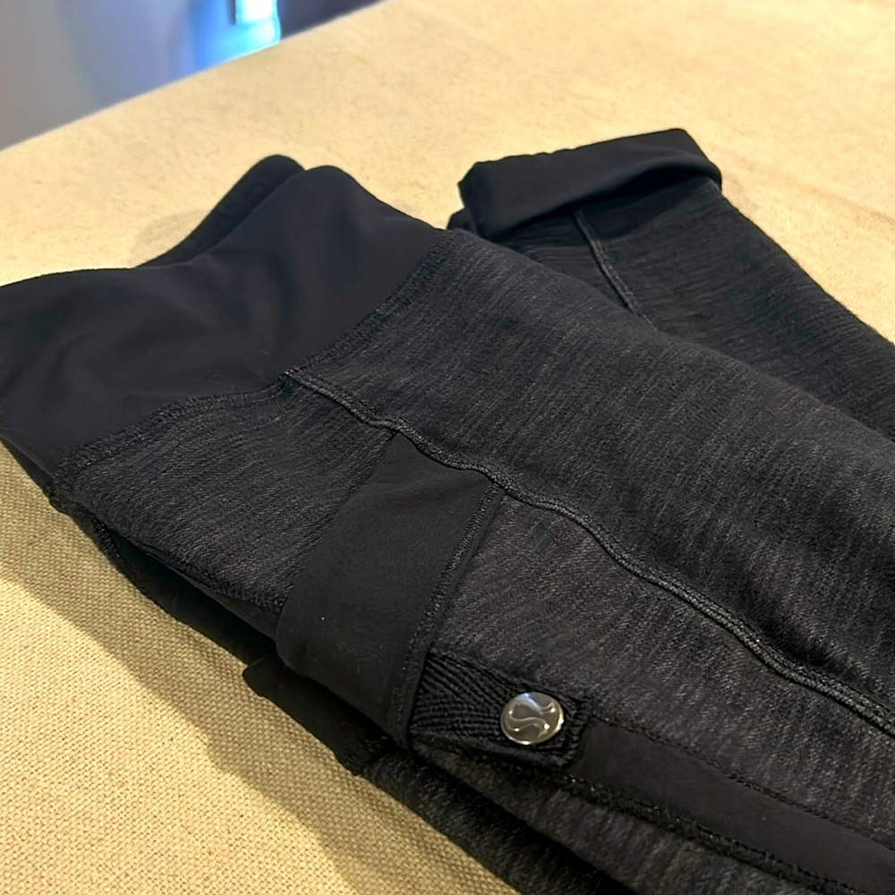 Lululemon leggings/yoga crop pants size 4